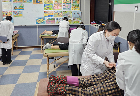 영덕 달려간 동의대 한의대생들, 산불 이재민 의료봉사